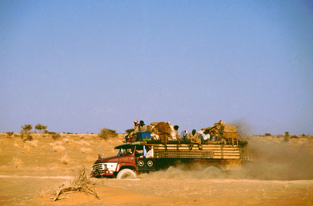 transport-niger-sudan-truck-desert