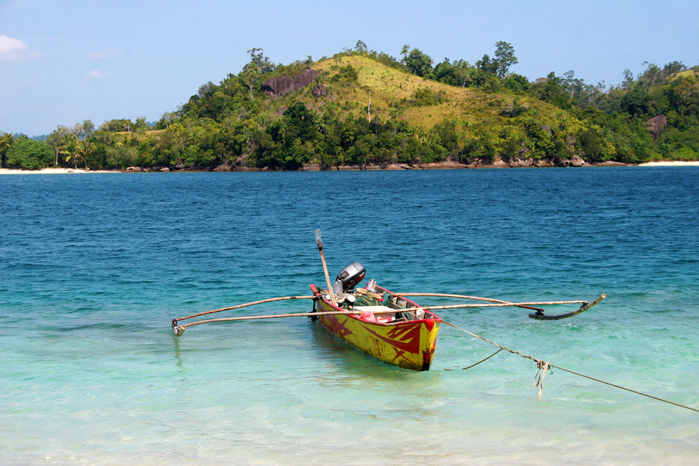 beach-paradise-island-sumatra-indonesia-5 Island hopping by boat is just one thing you can do here...