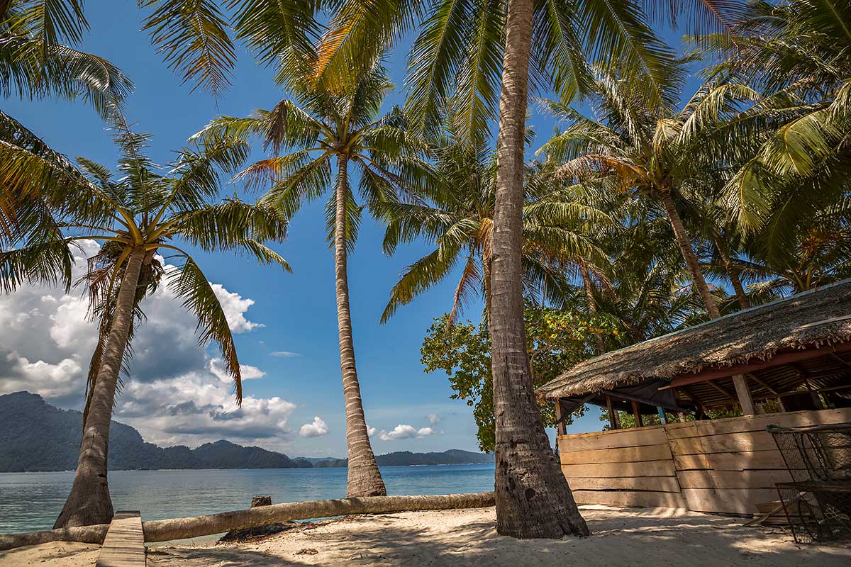 beach-paradise-island-west-sumatra-indonesia Beach paradises can be found all over Indonesia. And Sumnatra is definitely a great place for a real beach holiday.