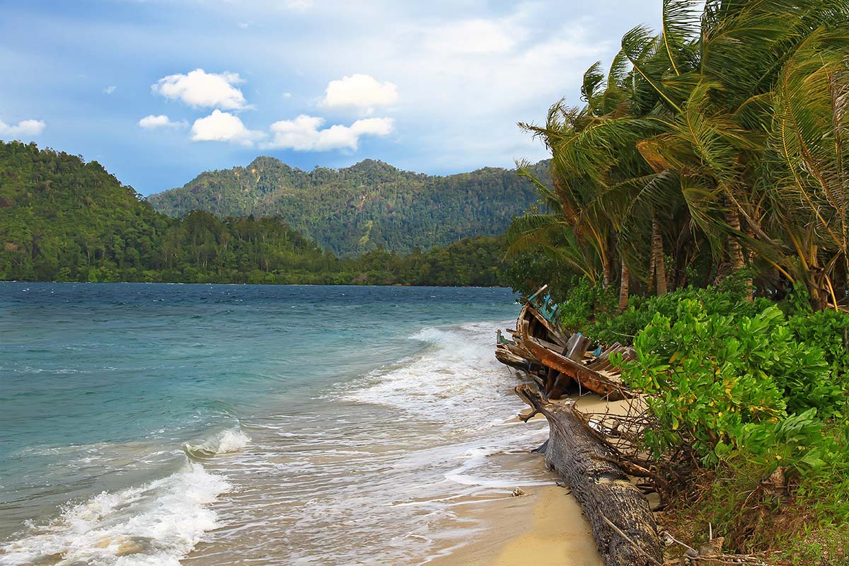 boat-wreck-paradise-island-sumatra-indonesia Walking along the beautiful beaches in Sumatra can is something well-worth to remember.
