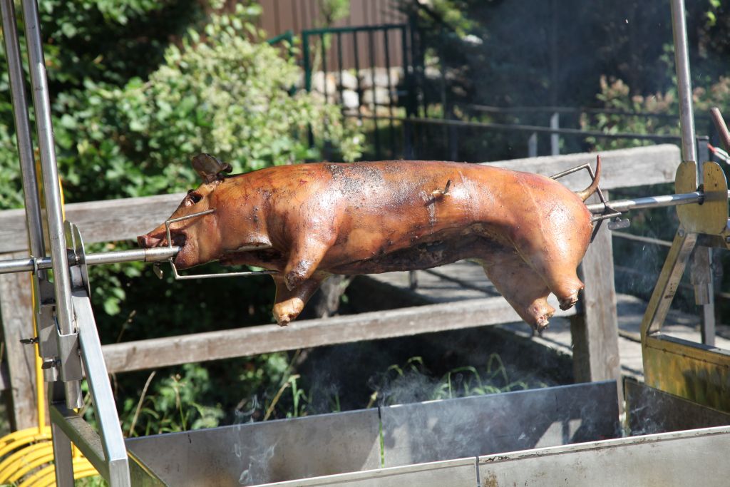 fleamarket-sucking-pig-austria A fleamarket without a sucking-pig is not a fleamarket in Austria.