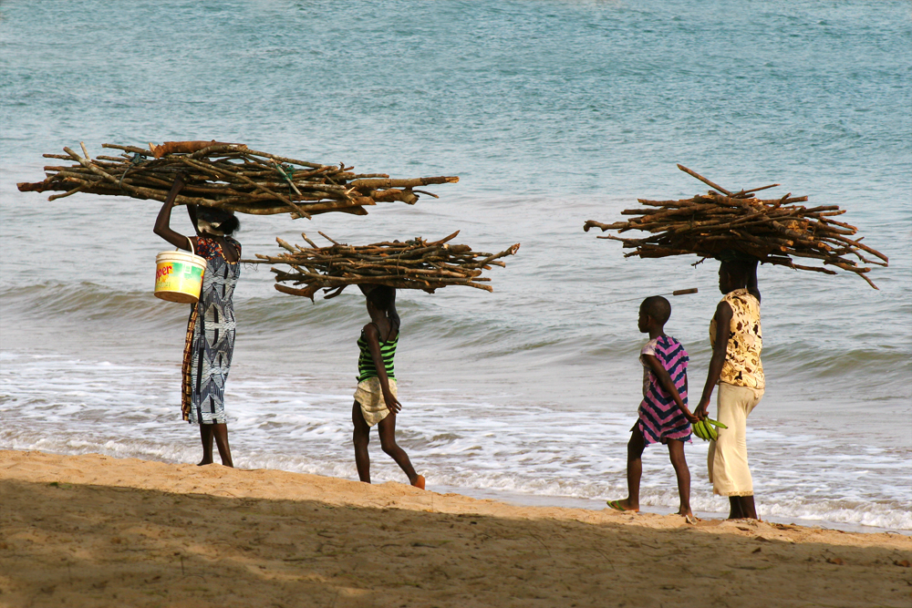 ghana-africa-takoradi-beach-family-walking-home Children also help out their families...