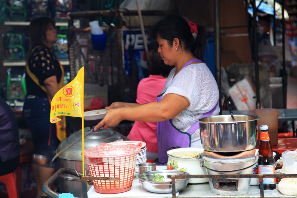 The yellow flag (usually) indicates a vegan food restuarant/vendor.