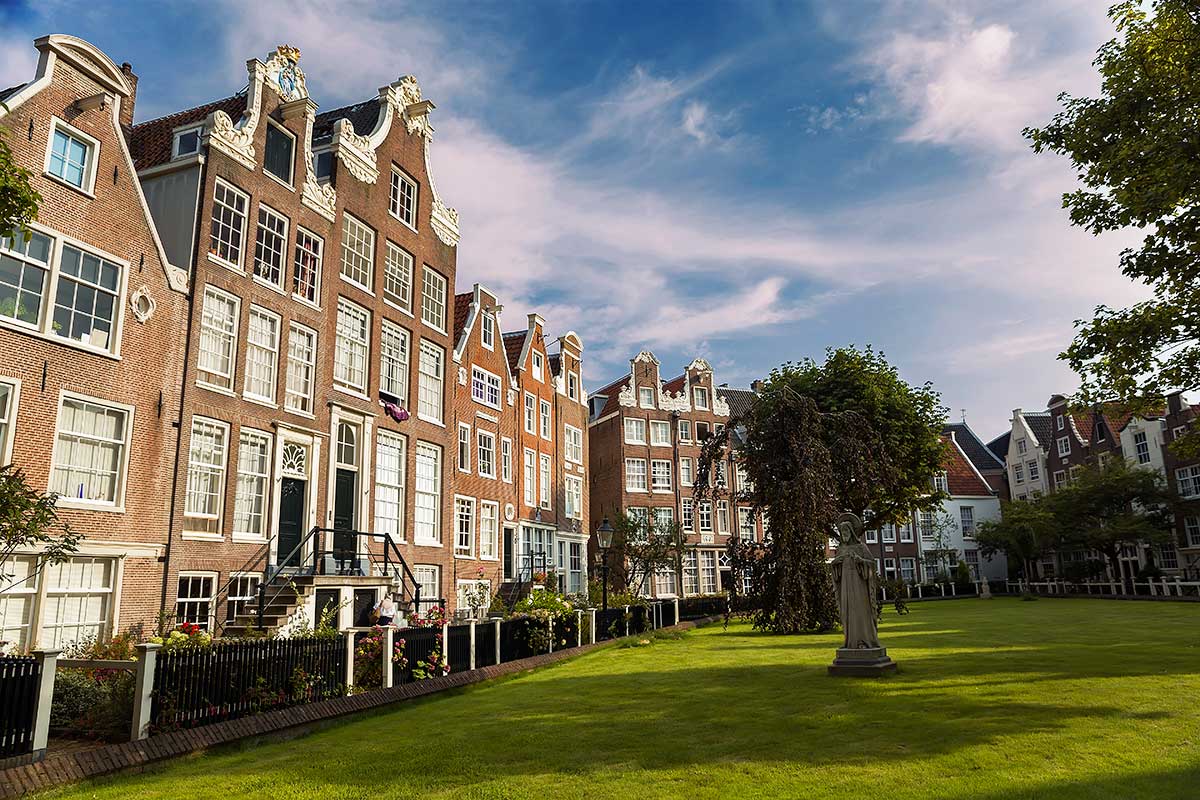 The Begijnhof is one of the oldest inner courts in the city of Amsterdam. A group of historic buildings, mostly private dwellings, centre on it.