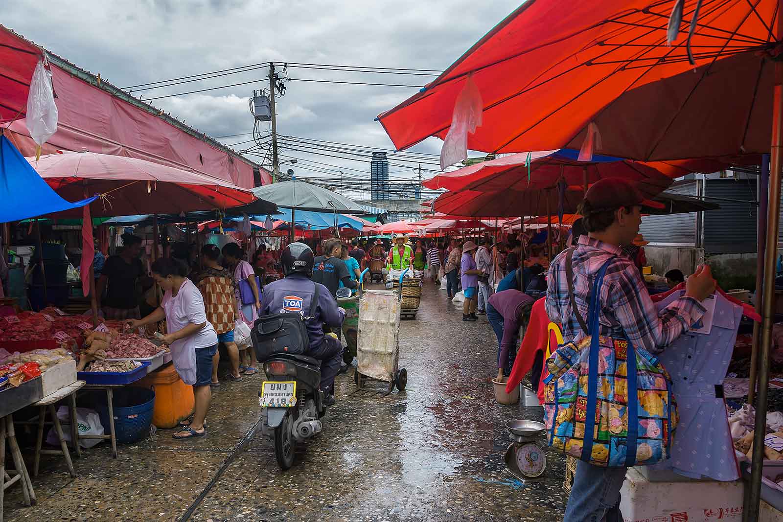 klong-toey-market-bangkok-thailand-3 There's also a fruit section at Khlong Toey.