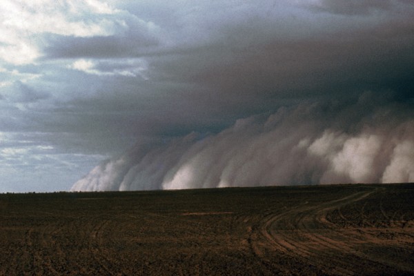 sand-storm-sahara-desert-niger-africa An approaching sand storm in the Sahara desert, Niger.