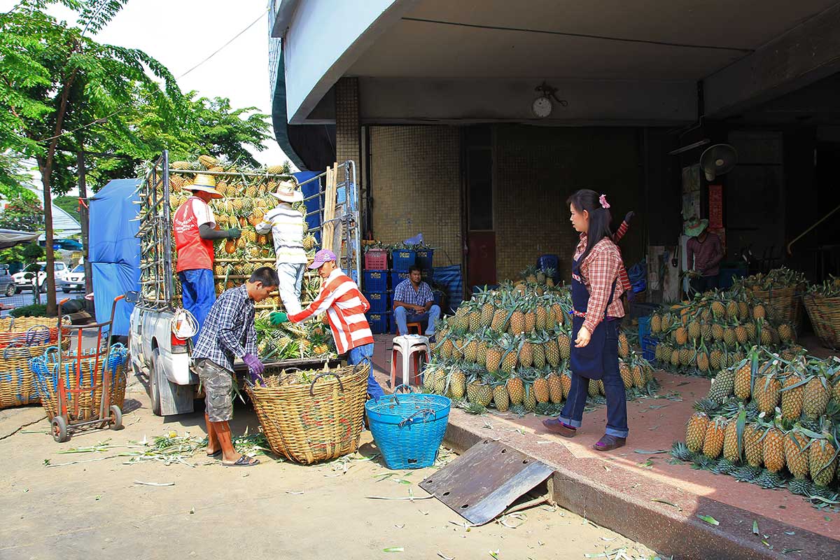 We've never seen so many pineapples on one single spot. The Saphan Khao fruit market is a real delight, also thanks to the lovely smell of fresh fruits.