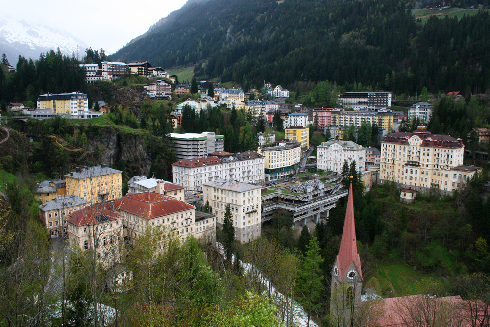 The townscape of Bad Gastein is characterised by historic multi-story hotel buildings erected on the steep slopes.