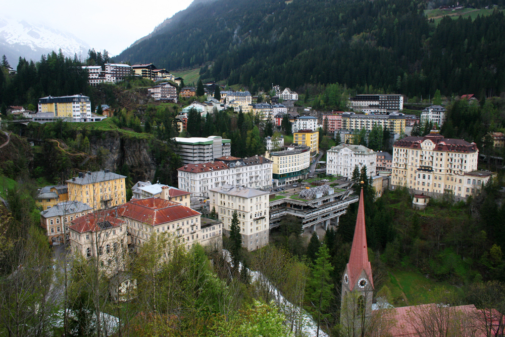 bad-gastein-center-salzburg-austria-2 The townscape of Bad Gastein is characterised by historic multi-story hotel buildings erected on the steep slopes.