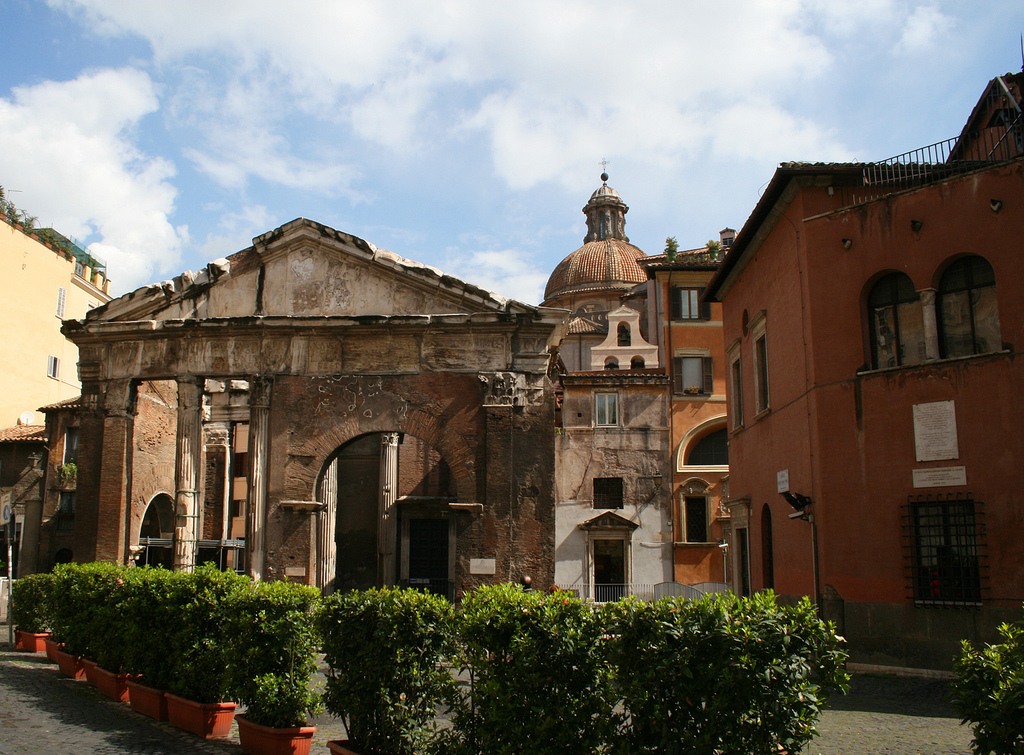 Visiting the Jewish Ghetto, the medieval streets dating back to 1556 and the times of the Pope Paul IV, was an amazing experience. 