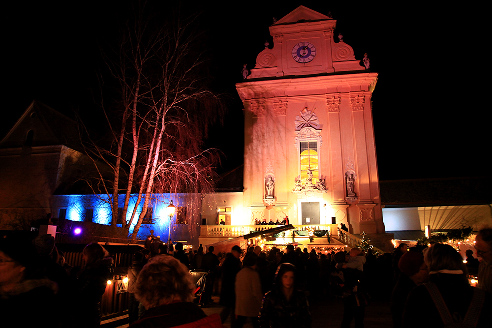     The "Christkindlmarkt" in Mauerbach in front of the monastery.