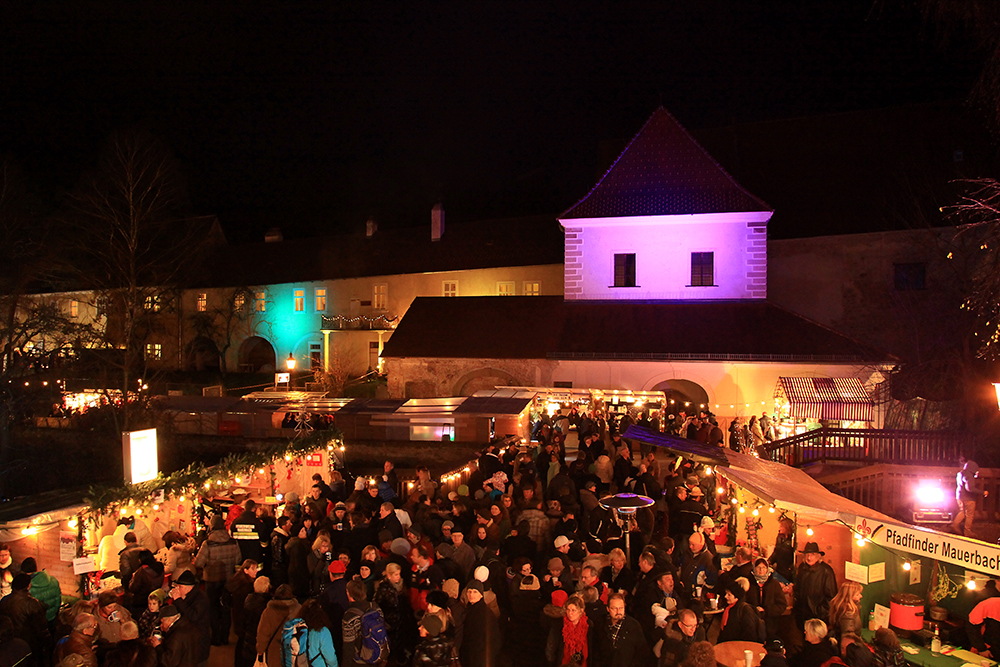 The "Christkindlmarkt" in Mauerbach in front of the Carthusian monastery.