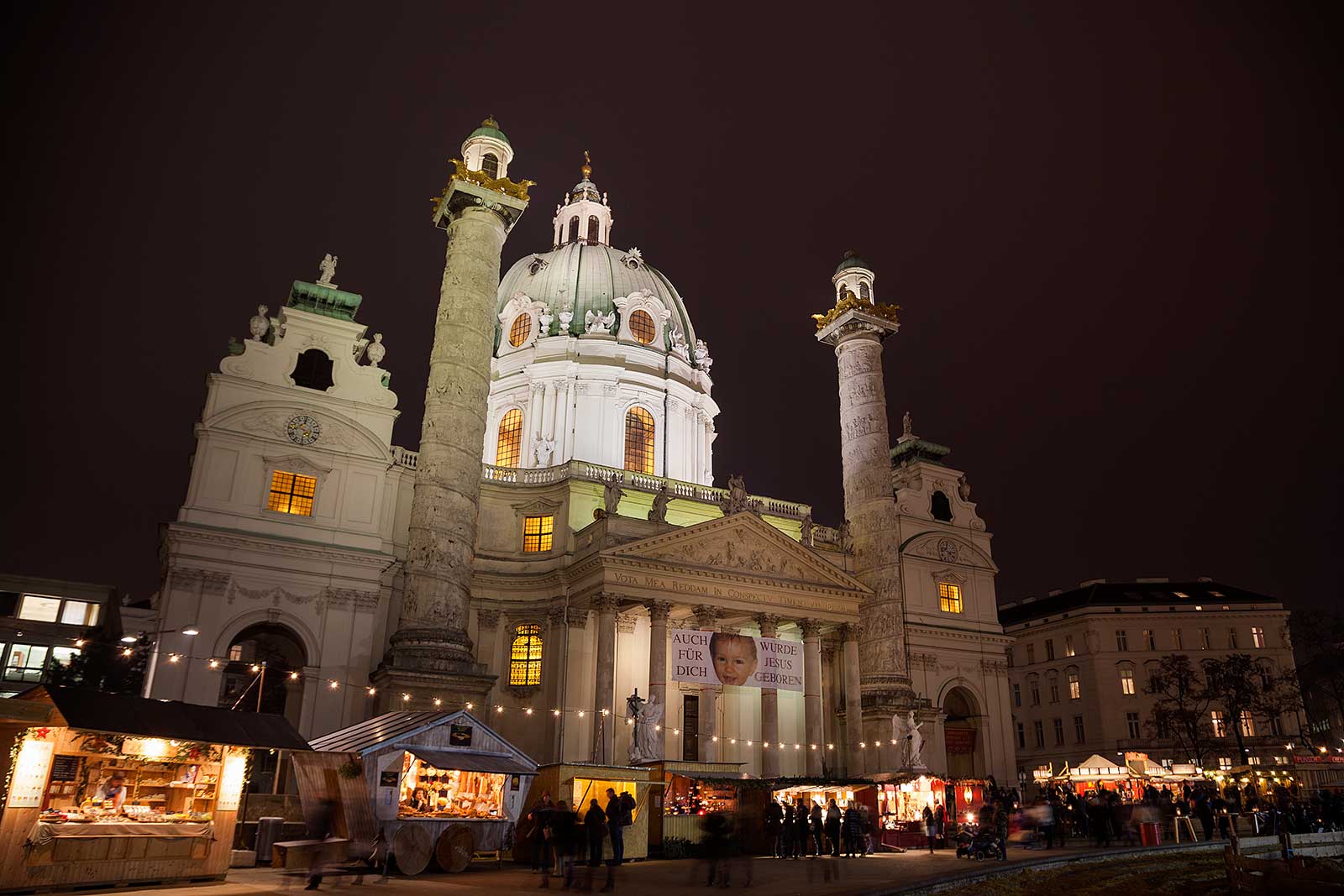 christmas-market-karlsplatz-vienna The Christmas market in front of the Karlskirche is a highlight for every visitor.