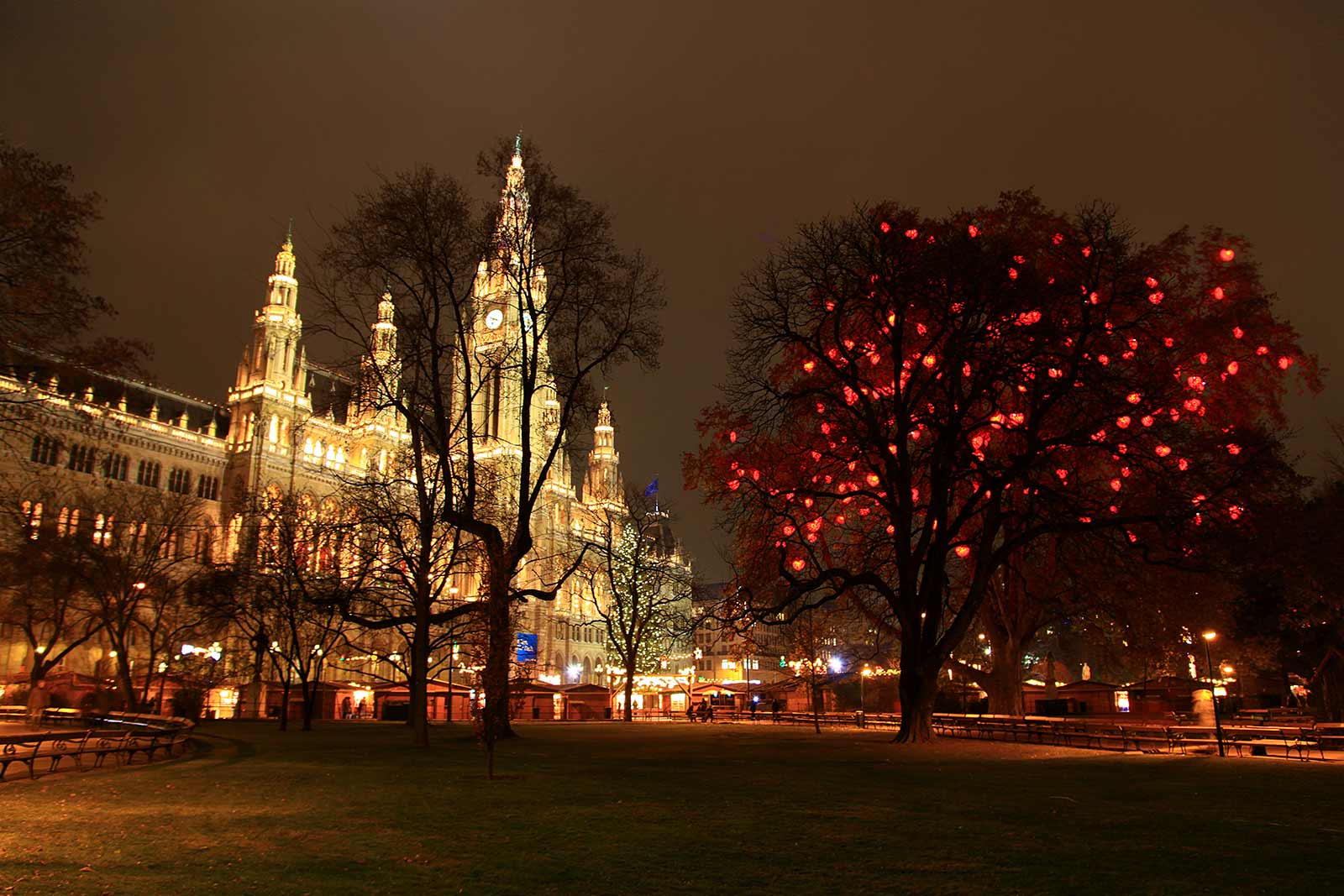 The only thing I like about the Christmas market in front of the Rathaus is the decorated park. But tourist love this place never the less due to the impressive setting right in the city centre.