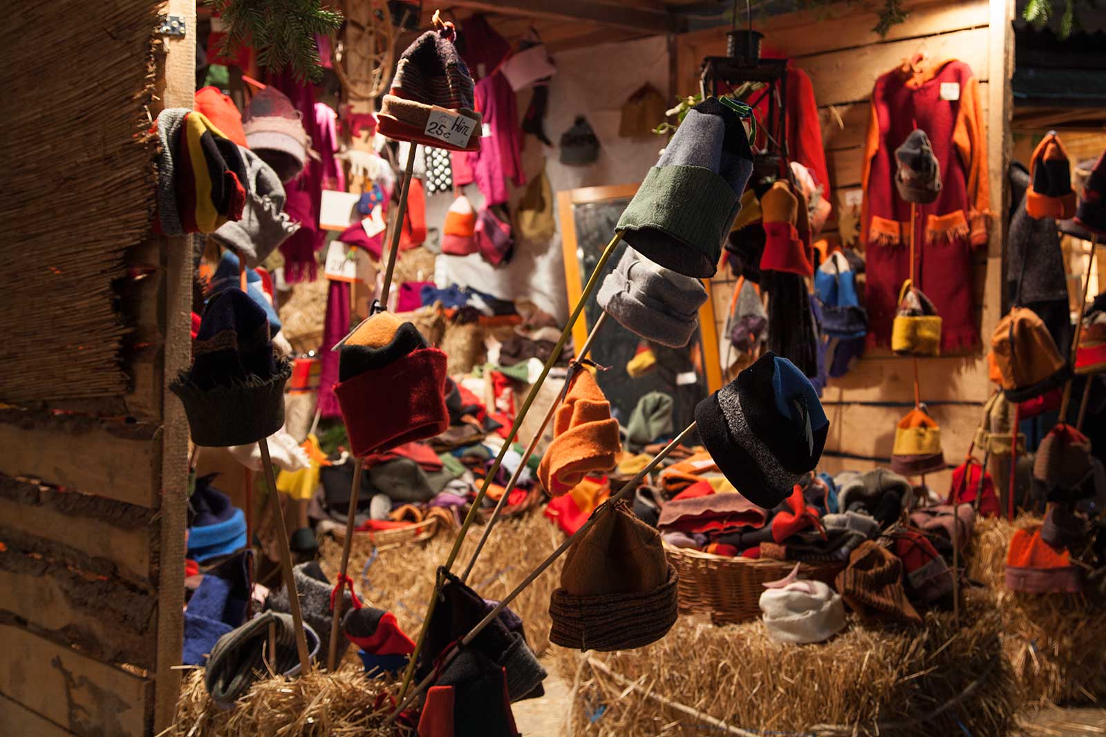 karlsplatz-christmas-market-hat-shop Hat stall at the Christmas market around the Karlsplatz.