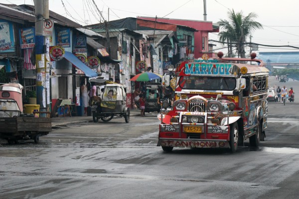 transport-manila-slums-phillipines Transportation in Manila.