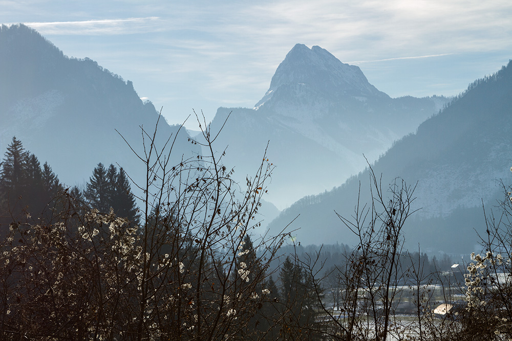 The peaks and mountain passes of the Eastern Alps are lower compared to the Western Alps, while the range itself is broader and less arched.