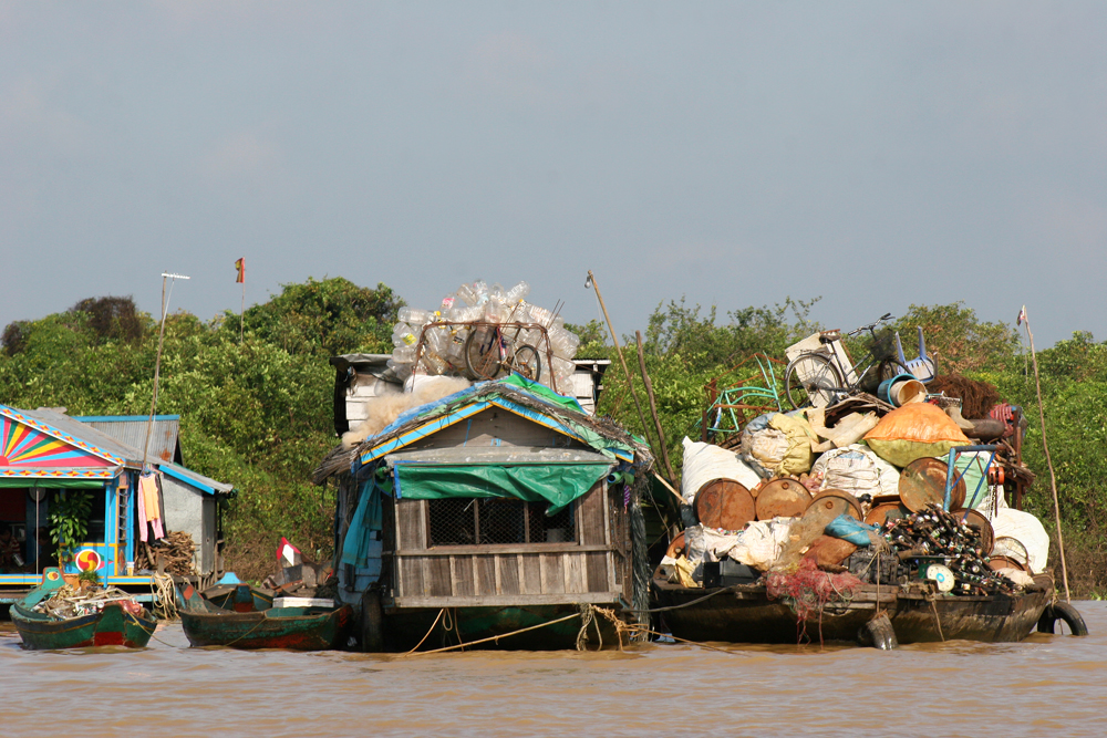 Because the water levels of Tonle Sap Lake differ so drastically in dry and rainy season, fishing families who make their living on the lake began living in floating villages which move with the changing water levels.