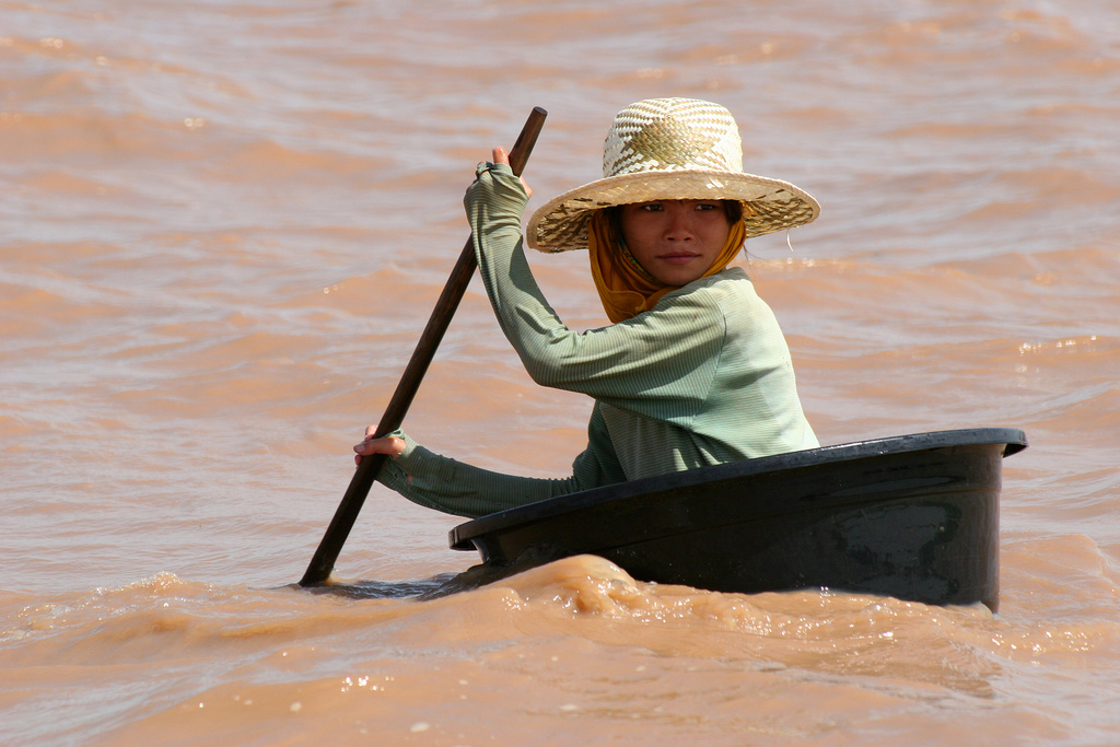 The boat trip usually includes two stops: one at a touristy floating 'fish and bird exhibition' with a souvenir and snack shop, and the other at the Gecko Environment Centre, which offers displays and information introducing the ecology and biodiversity of the lake area.