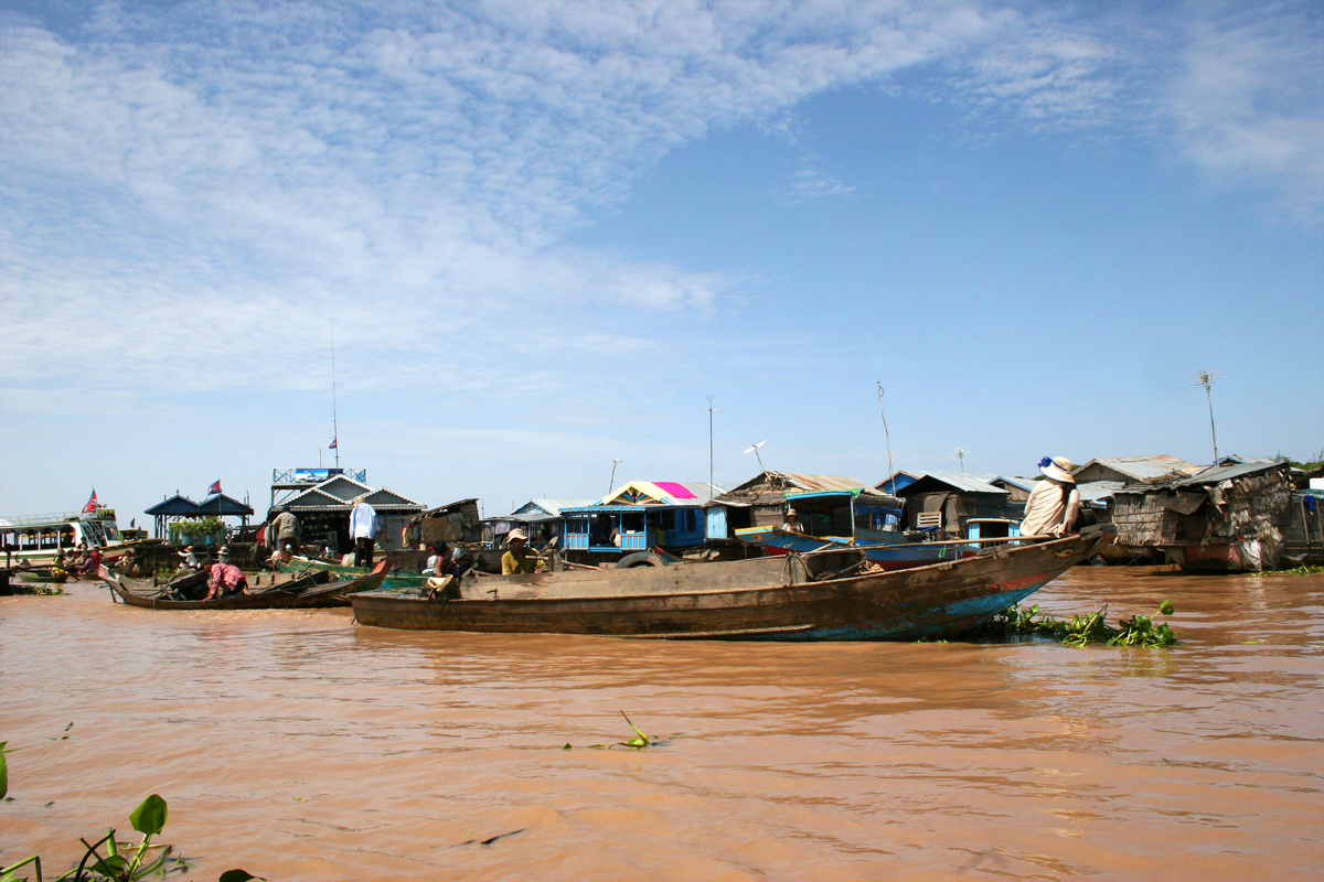 During rainy season from June to October, Tonle Sap Lake is filled by water flowing from the Mekong with 14 m in depth and expands the surface of 10.000 km2.