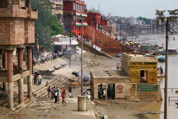 varanasi-burning-grounds-ghats-ganges-india Burning grounds in Varanasi, India.