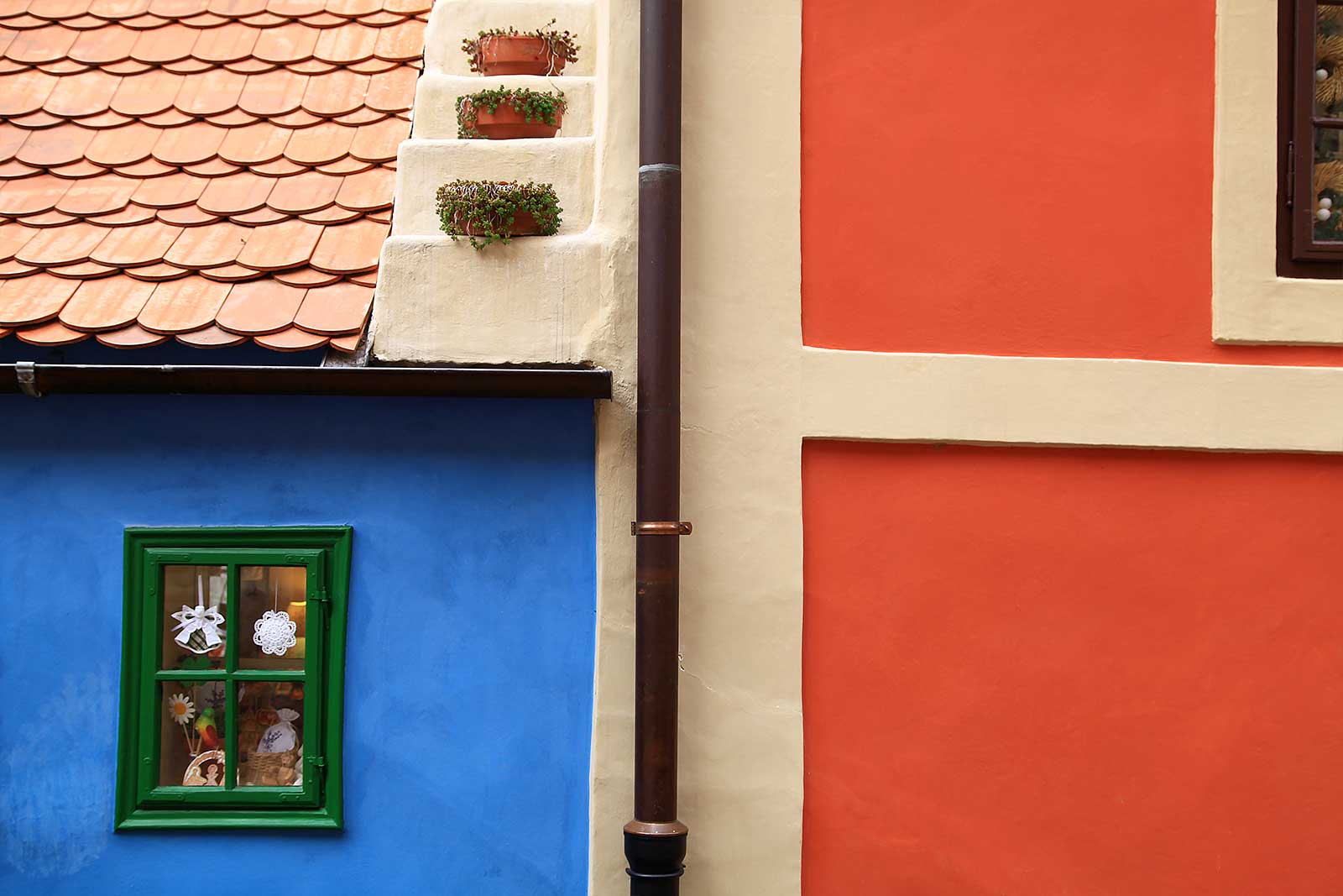 The Golden Lane inside the Prague Castle dates from the 15th Century and has a beautiful, olden world quaintness about it. It comprises 11 historic houses, inside which period scenes have been created to show the life of the artisans who once worked, ate, drank and slept in them.