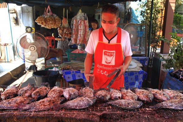 grilled-fish-market-vientiane-laos Grilled fresh fish at a food stall in Vientiane.