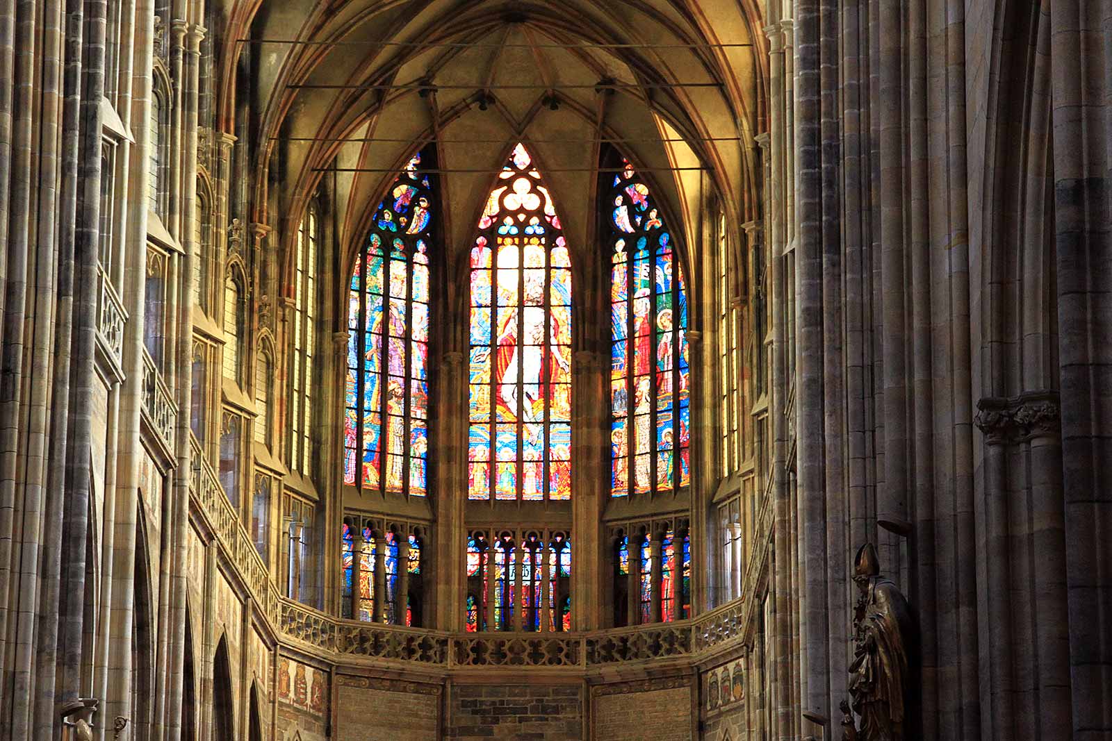 inside-st-vitus-church-prague