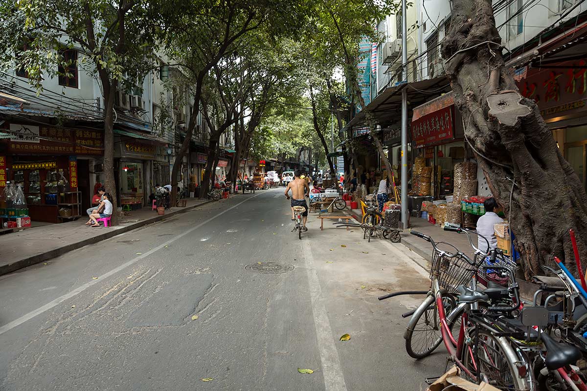 The old part of Guangzhou makes you feel like you're in a small viallage out in the country.