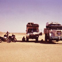 sahara-desert-africa-with-truck-70s Travelling through Africa in the late 70's by 4x4 truck.