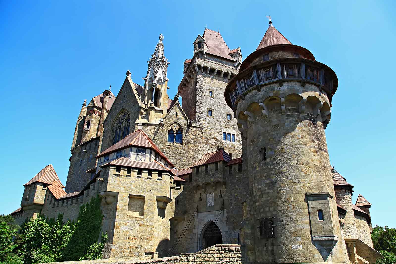 burg-kreuzenstein-vienna-austria-8 Burg kreuzenstein from the outside - also a bit like from a Disney movie.