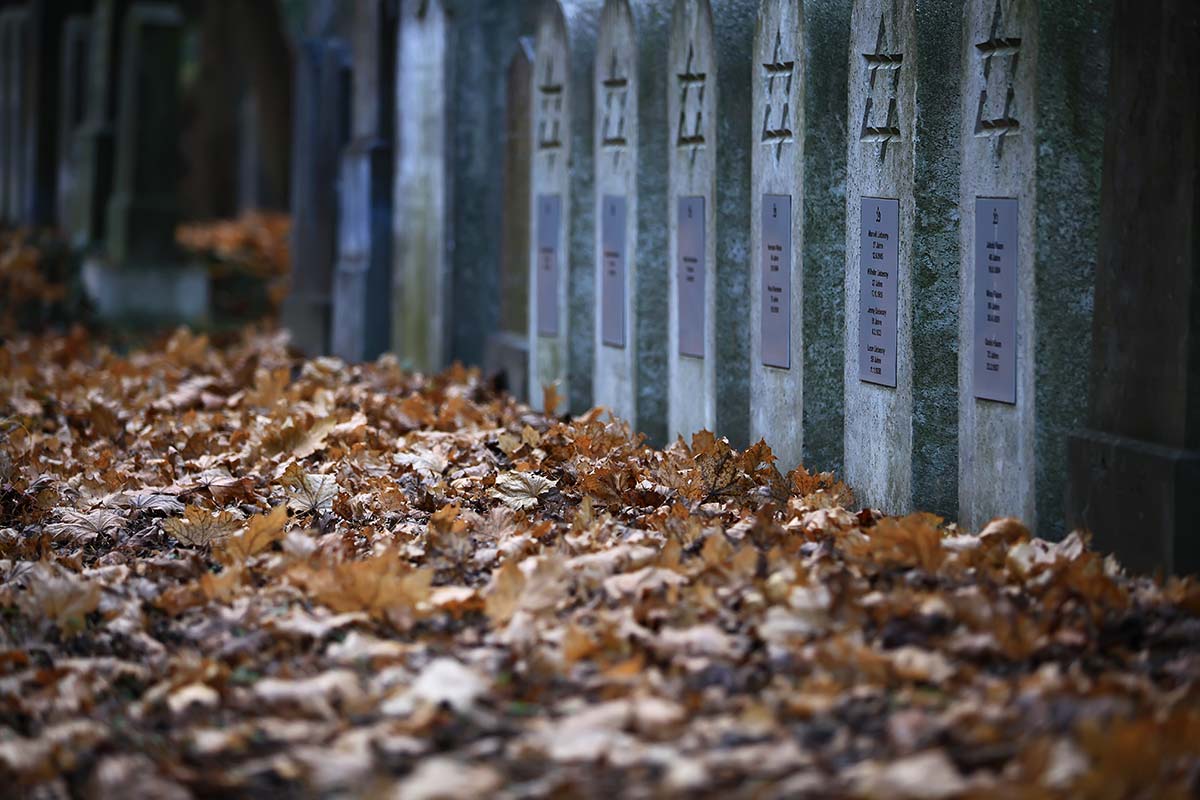 Passing through Gate 1 of the Central Cemetery, the way will lead you towards the old Jewish section, a field of graves with many remarkable monuments. Among others, Arthur Schnitzler and Friedrich Torberg are interred in Group 6.