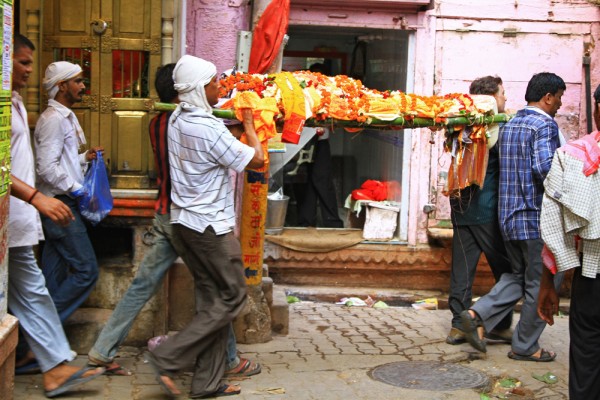 carrying-dead-body-to-the-ganges-india Carrying a dead body to the Ganges river in India.