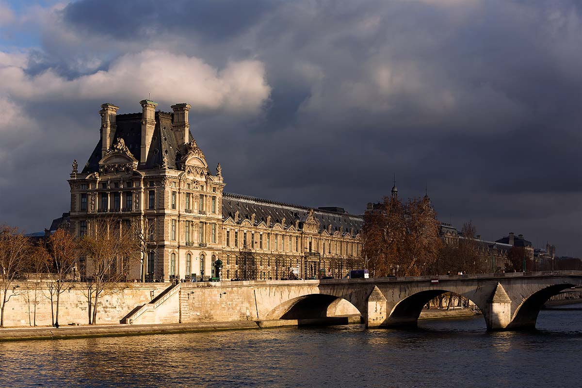 ecole-du-louvre-pont-royal-seine-paris-france The Ecole du Louvre, located within the Palais du Louvre, is a higher education establishment providing courses in French in Archaeology, Epigraphy, Art History, the History of Civilisations and Museology.