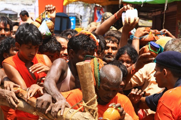 festival-varanasi-india-crowds-of-people Hustle & Bustle in Varanasi, India.