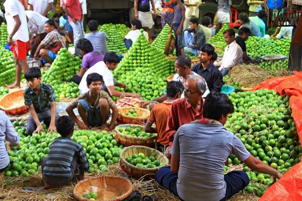 fruit-wholesale-market-kolkata-india The orange section at the fruit wholesale market in Kolkata, India.