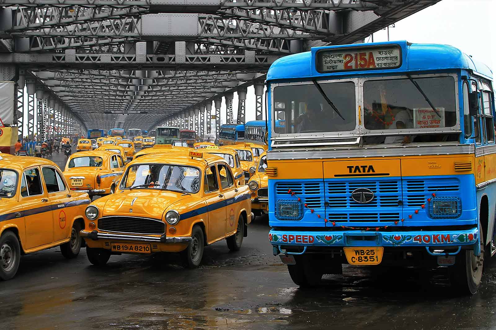 howrah-bridge-taxi-bus-crossing-kolkata-india