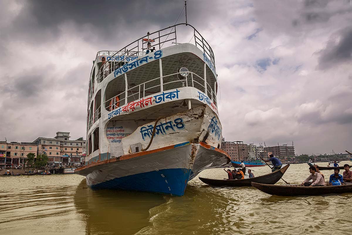 Rush hour in the Dhaka mean that thousands of people have to cross the busy waters of the Buriganga river. It’s said that this is one of the most dangerous waterways on Earth … and most dangerous for the ferrymen.