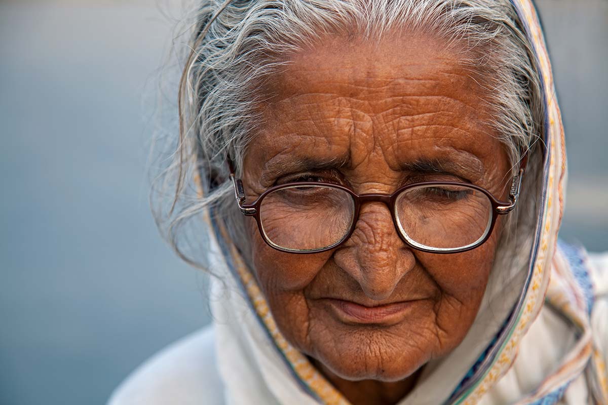 portrait-old-lady-with-glasses-kolkata-india Portrait of a nun's in the streets of Kolkata.