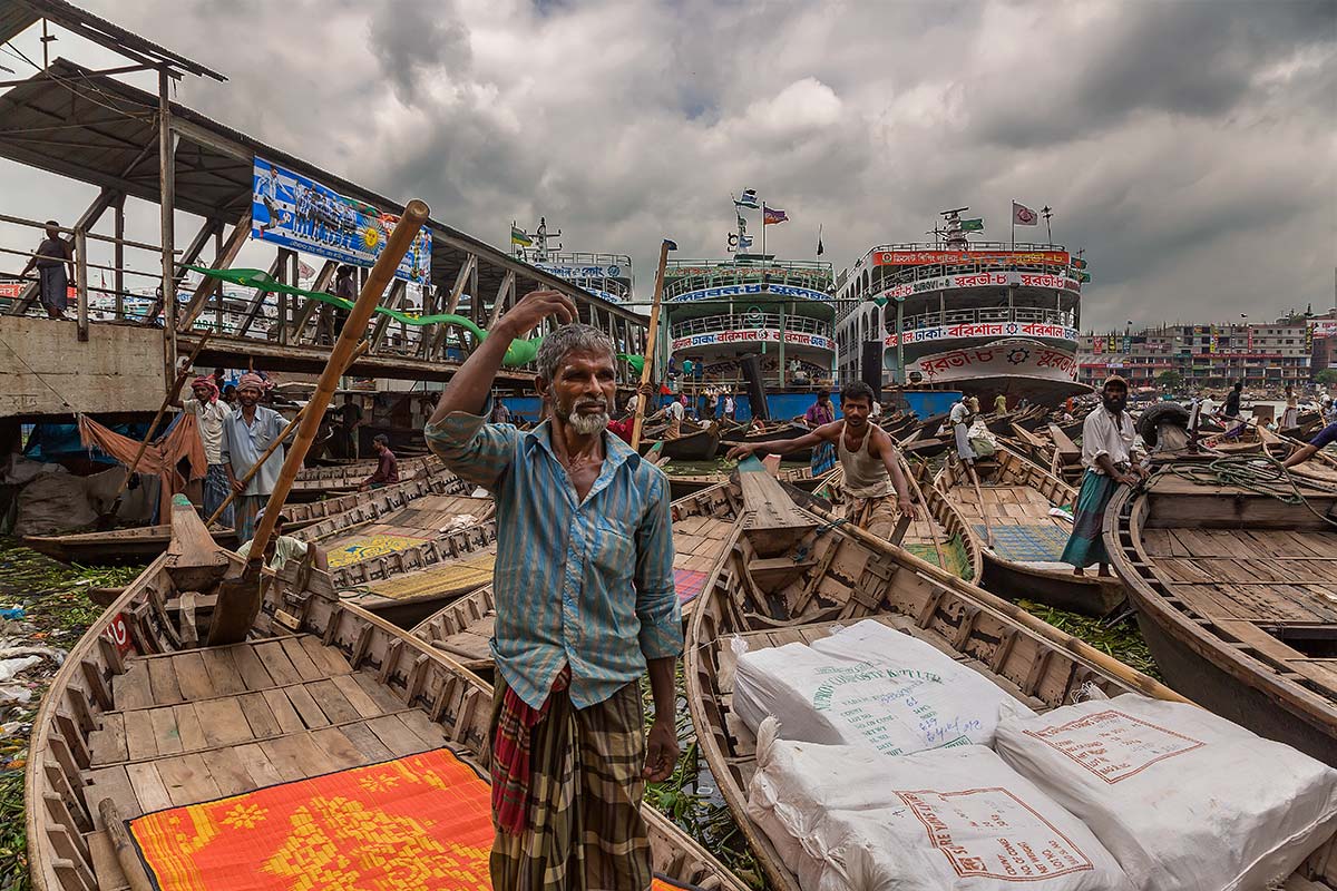 Traffic along the Buriganga river is most common and happening at almost any given hour of the day: big boats and small boats filled with all sorts of different goods make their way up or down the river stream, launches (this is what ferries are called in Bangladesh) come and go, cargo-ships that need a repair job are parked along the waterway…