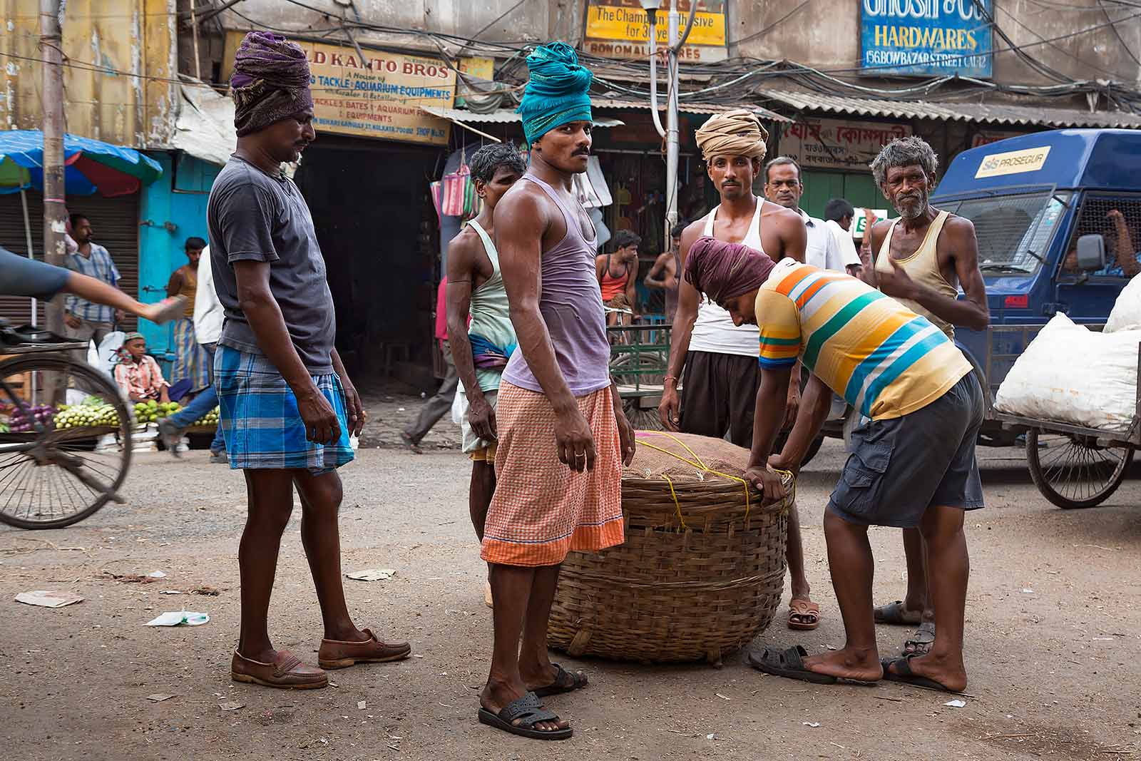 working-men-vegetable-market-kolkata-howrah-west-bengal-india