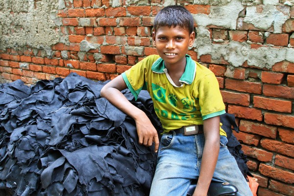 child-labour-tanneries-bangladesh-dhaka-1 Child labour at the tanneries in Dhaka, Bangladesh.
