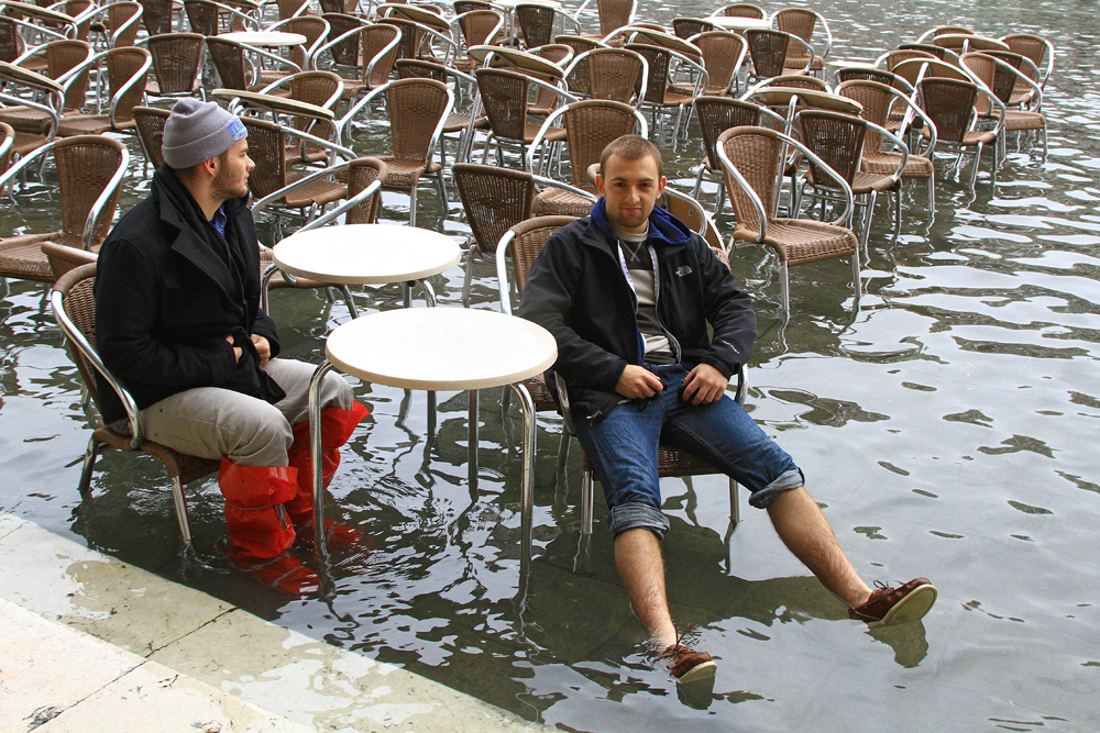 acqua-alta-venice-people-sitting-piazza-san-marco Some people simply give up during "Acqua Alta".