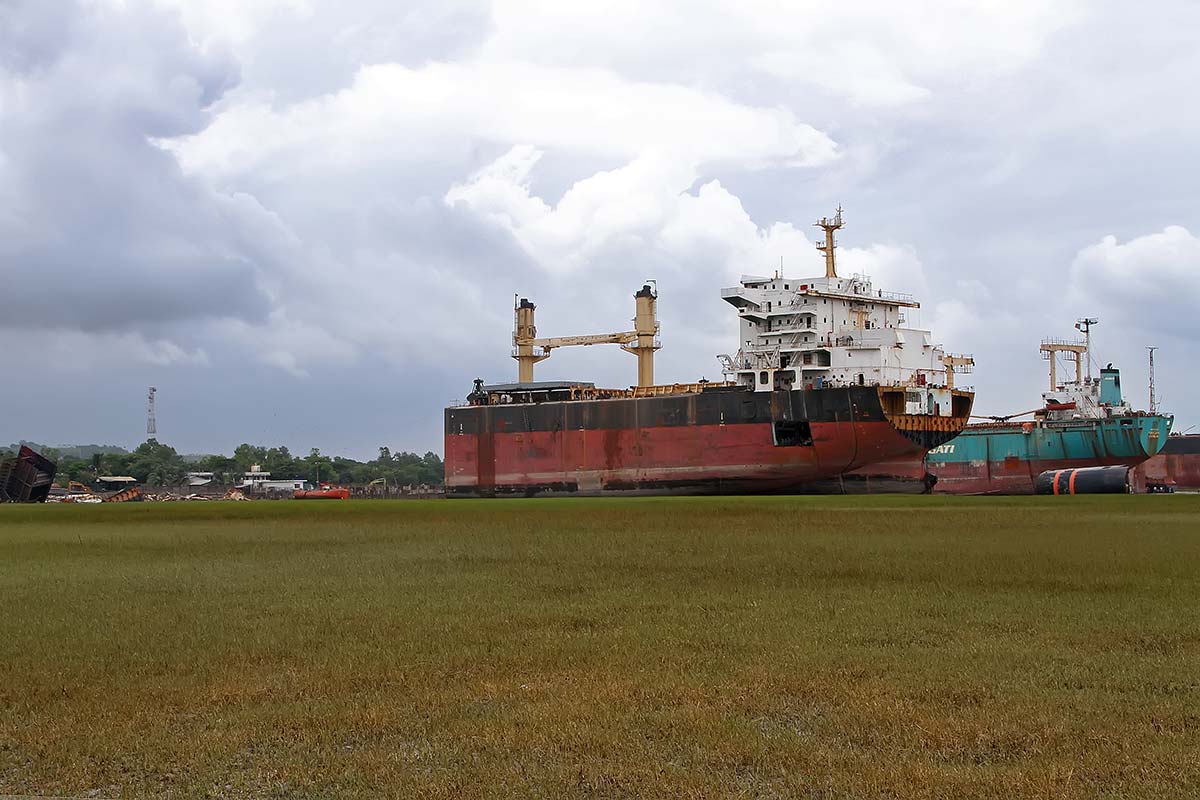 chittagong-ship-breaking-yard-1 Chittagong Ship Breaking Yard, located in Bangladesh, is the world's second-largest ship breaking area (after the Alang ship breaking yard).