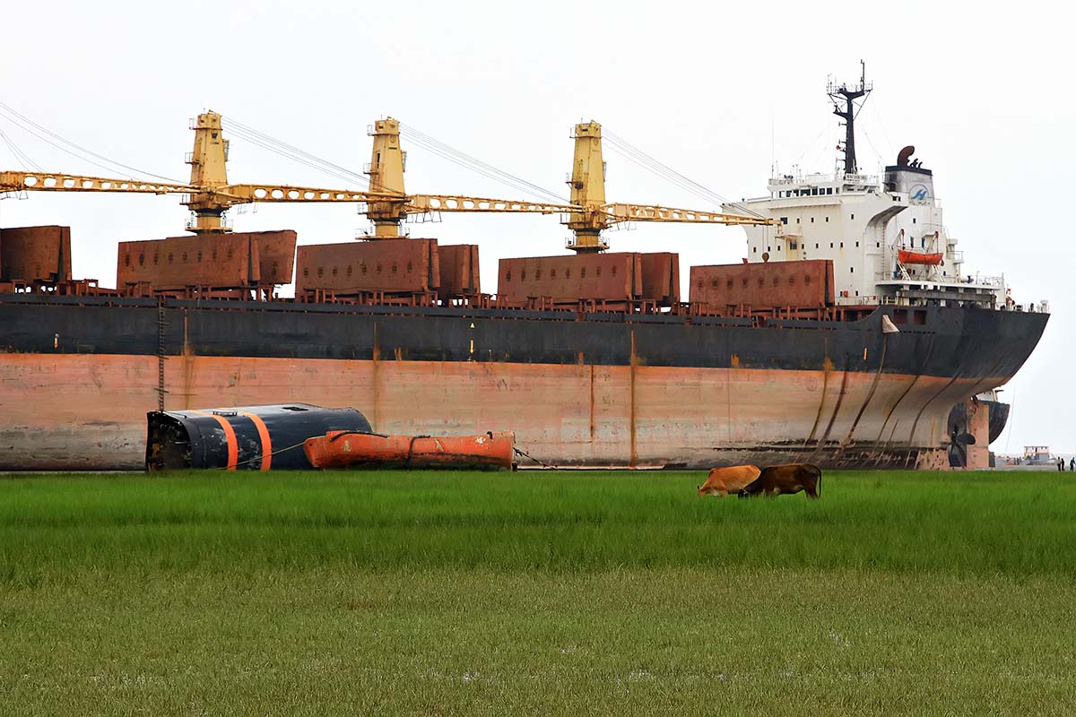 chittagong-ship-breaking-yard-4 Ships are typically disassembled on gently sloping sandy beaches, where vessels to be broken are beached, usually deliberately, although the sizable ship breaking industry of Bangladesh traces its origin to a ship beached accidentally there during a cyclone.