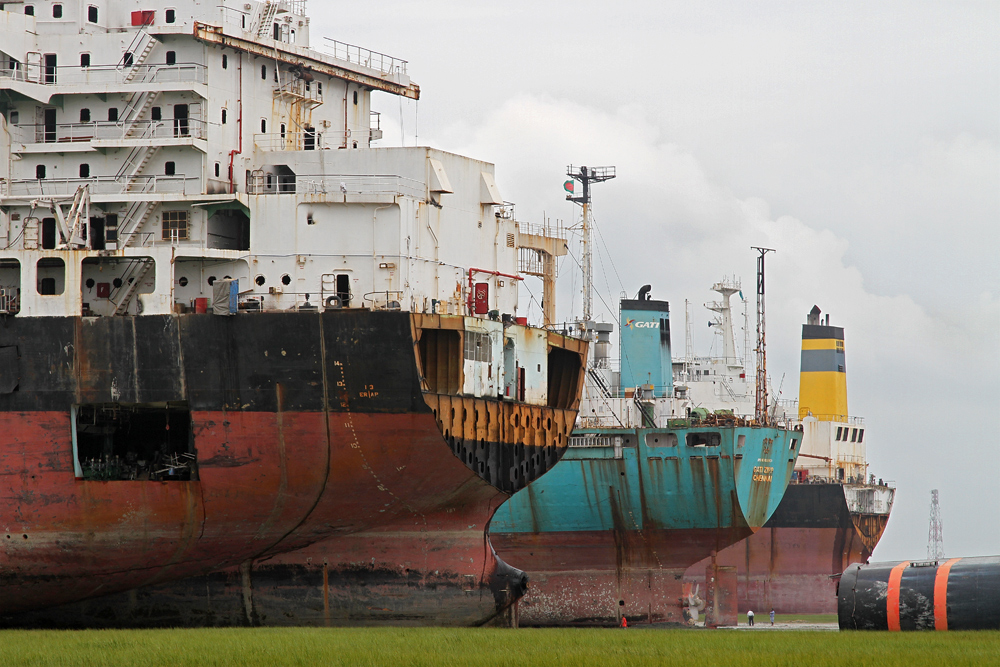 chittagong-shipbreaking-yard-3 Manoeuvring a large ship onto a beach at high speed takes skill and daring, and is not always successful.