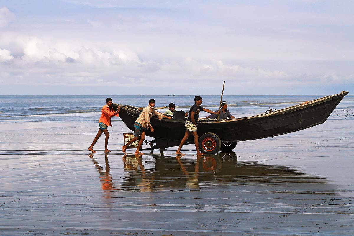 beach-kuakata-bangladesh-working-men-1