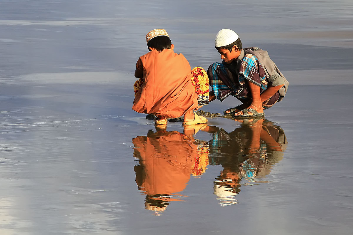 children-playing-beach-kuakata-bangladesh-1