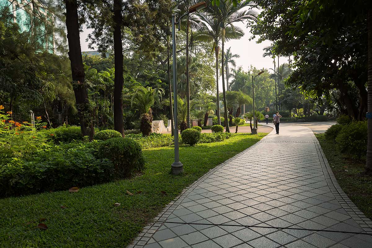 liuhuahu-park-guangzhou-china-1 Easily one of the most beautiful spots in Guangzhou is the Liuhuahu Park. This massive park encircles the Liuhua Lake.