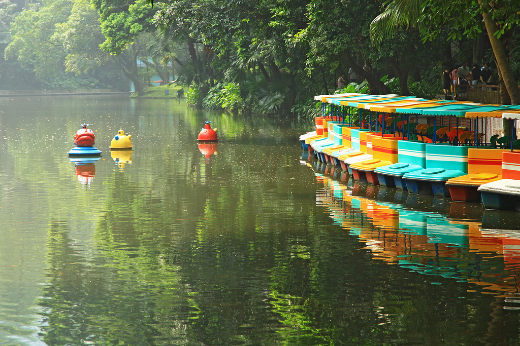 Yuexiu Park is the largest park in downtown Guangzhou. Covering an area of 860.000 m2, it's made up of three artificial lakes and seven hills of Yuexiu Mountain.